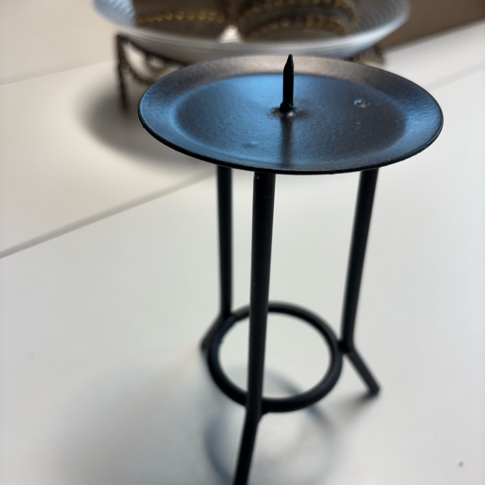 BLACK METAL CANDLE HOLDER